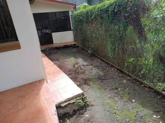 Se vende espaciosa casa con patio en San Sebastián de San José 24-294