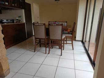 Se vende espaciosa casa con patio en San Sebastián de San José 24-294