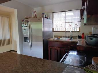 Se vende espaciosa casa con patio en San Sebastián de San José 24-294