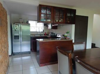 Se vende espaciosa casa con patio en San Sebastián de San José 24-294