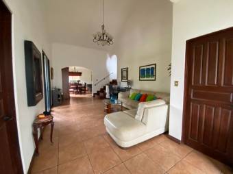 Se vende espaciosa casa con patio y terraza en condominio de piedades de Santa Ana 23-3183