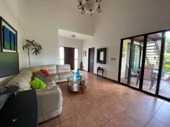 Se vende espaciosa casa con patio y terraza en condominio de piedades de Santa Ana 23-3183