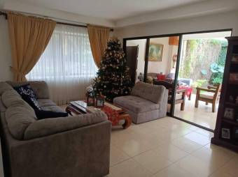 Se vende moderna y espaciosa casa con patio en condominio de San Rafael de Escazú 24-894 