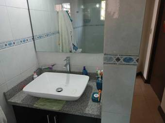 Se vende moderna y espaciosa casa con patio en condominio de San Rafael de Escazú 24-894 