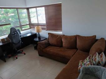 Se vende moderna y espaciosa casa con patio en condominio de San Rafael de Escazú 24-894 