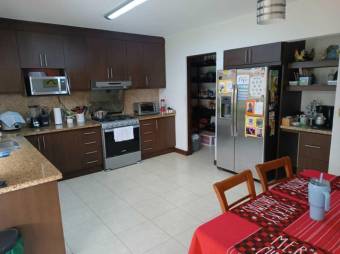 Se vende moderna y espaciosa casa con patio en condominio de San Rafael de Escazú 24-894 