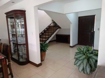 Se vende moderna y espaciosa casa con patio en condominio de San Rafael de Escazú 24-894 