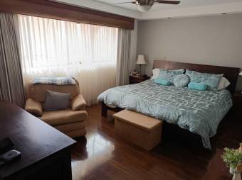 Se vende moderna y espaciosa casa con patio en condominio de San Rafael de Escazú 24-894 