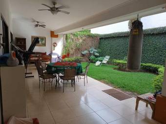 Se vende moderna y espaciosa casa con patio en condominio de San Rafael de Escazú 24-894 