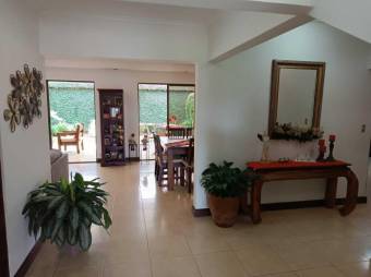 Se vende moderna y espaciosa casa con patio en condominio de San Rafael de Escazú 24-894 