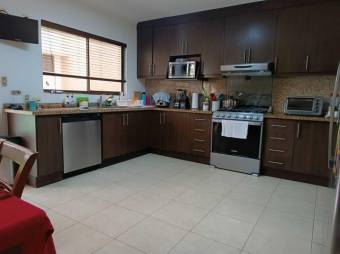 Se vende moderna y espaciosa casa con patio en condominio de San Rafael de Escazú 24-894 