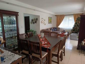 Se vende moderna y espaciosa casa con patio en condominio de San Rafael de Escazú 24-894 