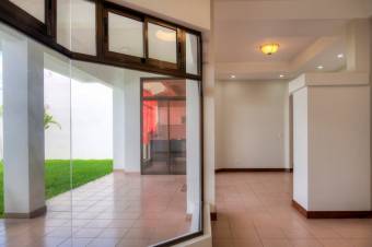 Se vende espaciosa casa con patio y lujosos acabado en pavas de San José 24-482