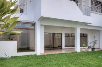 Se vende espaciosa casa con patio y lujosos acabado en pavas de San José 24-482