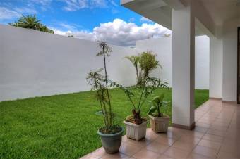 Se vende espaciosa casa con patio y lujosos acabado en pavas de San José 24-482