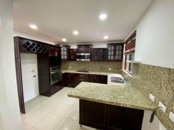 Se vende moderna y espaciosa casa en exclusivo condominio de San Rafael de Escazú 24-594 