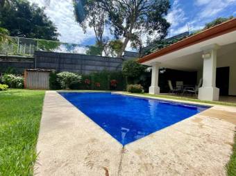 Se vende moderna casa con patio y piscina en condominio de Escazú 24-779