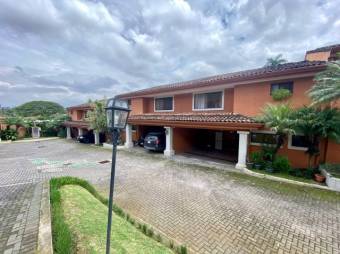 Se vende moderna casa con patio y piscina en condominio de Escazú 24-779