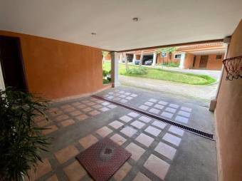 Se vende moderna casa con patio y piscina en condominio de Escazú 24-779