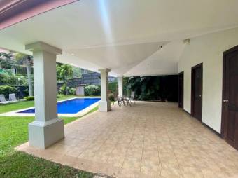 Se vende moderna casa con patio y piscina en condominio de Escazú 24-779