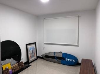 Se vende moderno y espaciosos apartamento con patio en condominio de Santa Ana 24-567