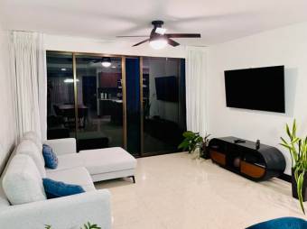 Se vende moderno y espaciosos apartamento con patio en condominio de Santa Ana 24-567