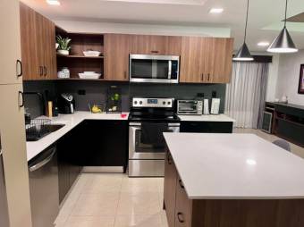 Se vende moderno y espaciosos apartamento con patio en condominio de Santa Ana 24-567