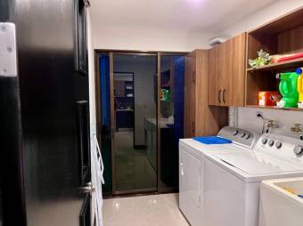 Se vende moderno y espaciosos apartamento con patio en condominio de Santa Ana 24-567