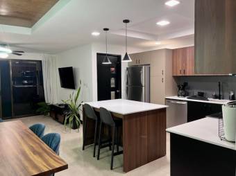 Se vende moderno y espaciosos apartamento con patio en condominio de Santa Ana 24-567