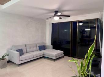 Se vende moderno y espaciosos apartamento con patio en condominio de Santa Ana 24-567