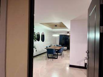 Se vende moderno y espaciosos apartamento con patio en condominio de Santa Ana 24-567