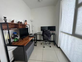 Se vende espacioso apartamento en condominio de Uruca de San José 24-1130 