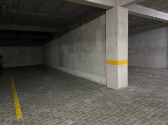 Se vende espacioso apartamento en condominio de Uruca de San José 24-1130 