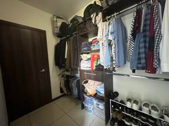 Se vende espacioso apartamento en condominio de Uruca de San José 24-1130 