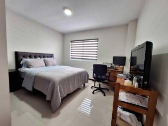 Se vende moderna y espaciosa casa con terraza en condominio de Brasil de Santa Ana 24-758