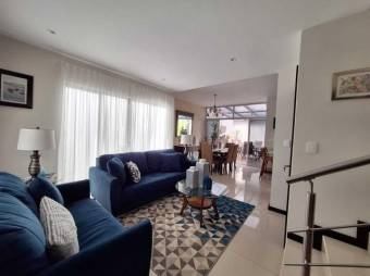 Se vende moderna y espaciosa casa con terraza en condominio de Brasil de Santa Ana 24-758