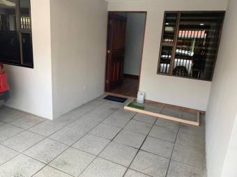 Se vende espaciosa casa con uso de suelo mixto, jardín y terraza en Curridabat de San José 23-647