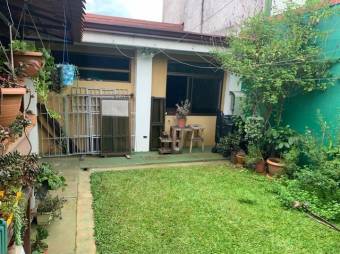 Se vende espaciosa casa con uso de suelo mixto, jardín y terraza en Curridabat de San José 23-647