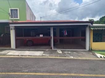 Se vende espaciosa casa con uso de suelo mixto, jardín y terraza en Curridabat de San José 23-647