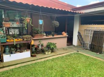 Se vende espaciosa casa con uso de suelo mixto, jardín y terraza en Curridabat de San José 23-647