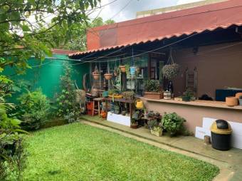 Se vende espaciosa casa con uso de suelo mixto, jardín y terraza en Curridabat de San José 23-647