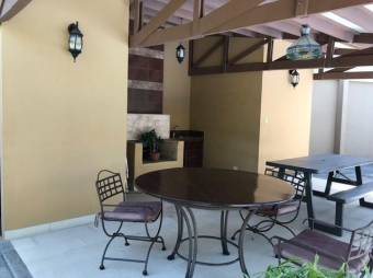 Se vende moderna casa con terraza en condominio de San Rafael de Escazú 23-1956