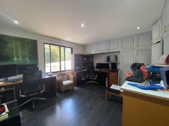 Se vende moderna casa con terraza en condominio de San Rafael de Escazú 23-1956