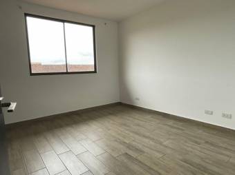 Se vende espaciosa casa con patio y terraza en condominio de Brasil de Santa Ana 24-732