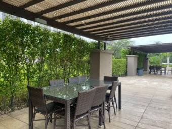 Se vende espaciosa casa con patio y terraza en condominio de Brasil de Santa Ana 24-732