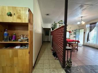 Se vende casa para inversión con patio en Catedral de San José 24-280