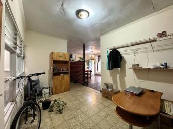 Se vende casa para inversión con patio en Catedral de San José 24-280