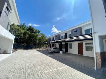 Se vende moderna casa con patio y terraza en condominio de Guachipelín de Escazú 24-1199