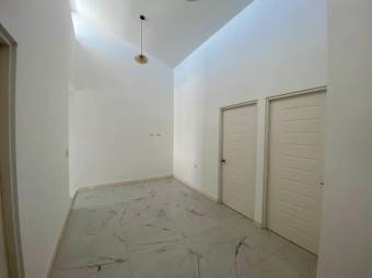 Se vende moderna casa con patio y terraza en condominio de Guachipelín de Escazú 24-1199