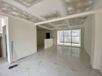 Se vende moderna casa con patio y terraza en condominio de Guachipelín de Escazú 24-1199